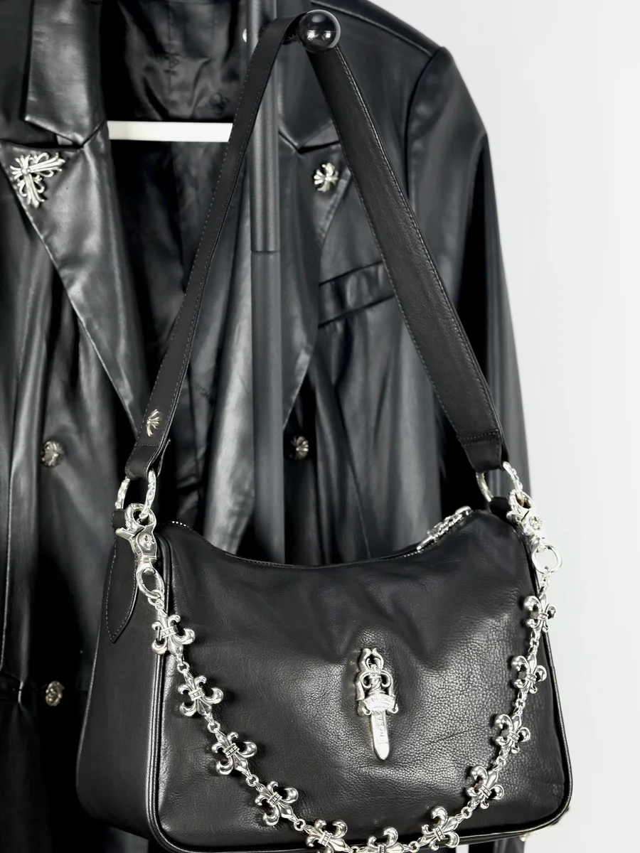 Черная кожаная сумка через плечо с декоративной серебряной цепью Chrome Hearts