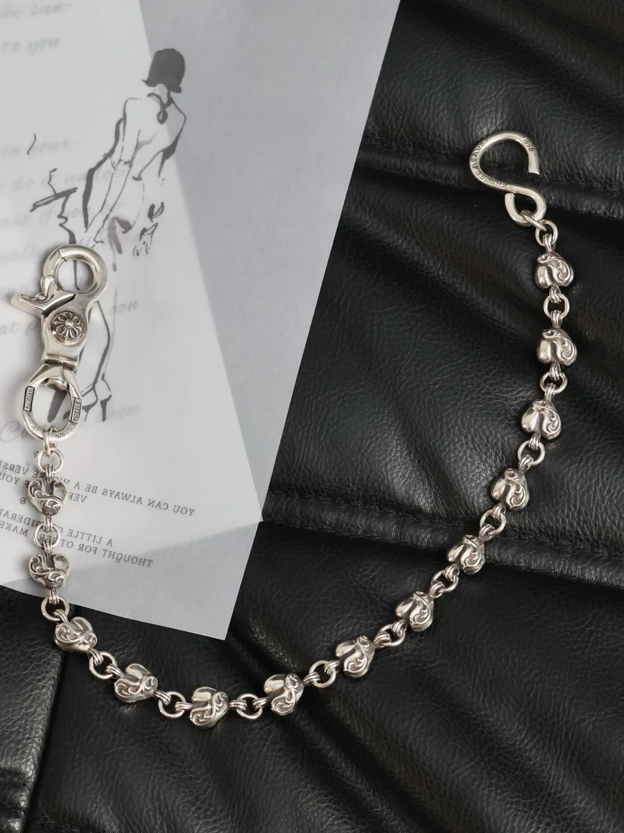 Серебряная цепочка для сумки Chrome Hearts на темном фоне