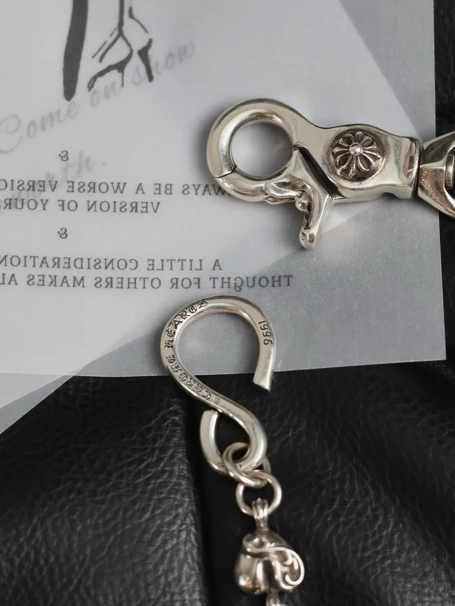 S-образный крючок с гравировкой 1996 и 925 крупным планом