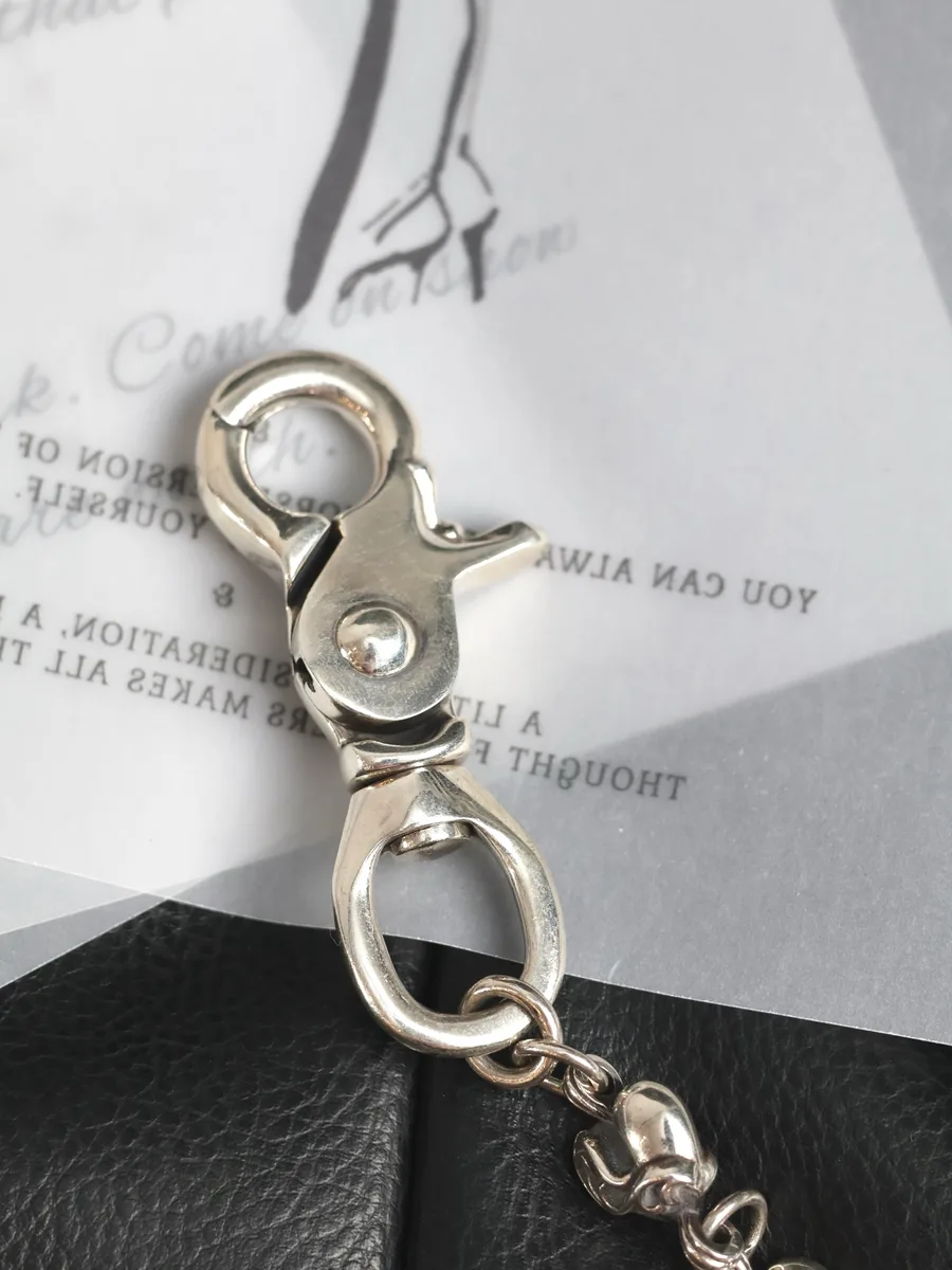 Карабин цепочки Chrome Hearts с гравировкой креста крупным планом