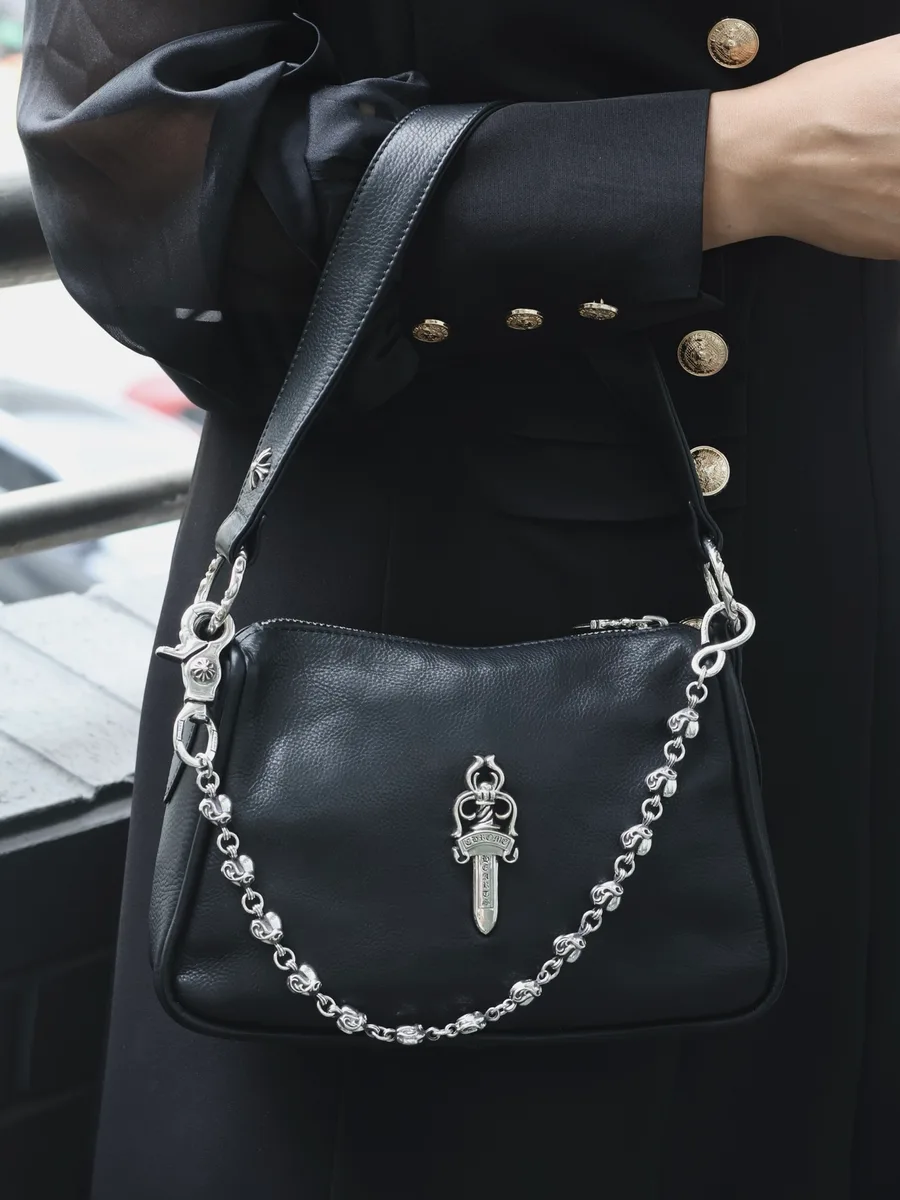 Черная кожаная сумка с серебряной цепочкой Chrome Hearts на плече