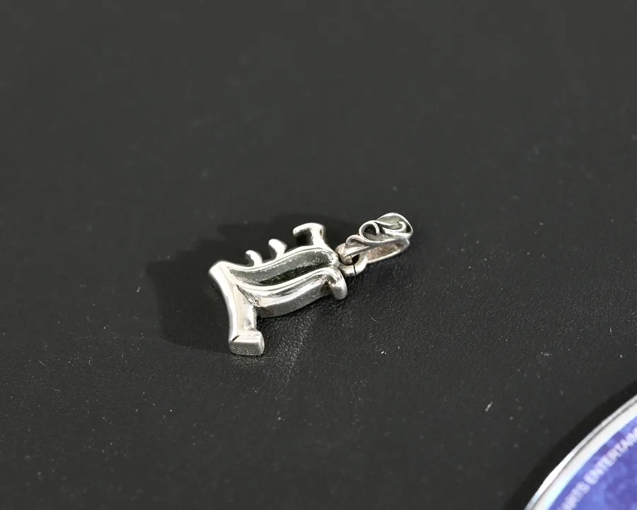 Кулон с буквой L Chrome Hearts под углом