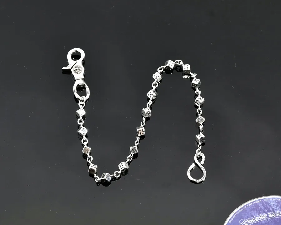 Серебряная цепочка для сумки Chrome Hearts Dice Chain на черном фоне