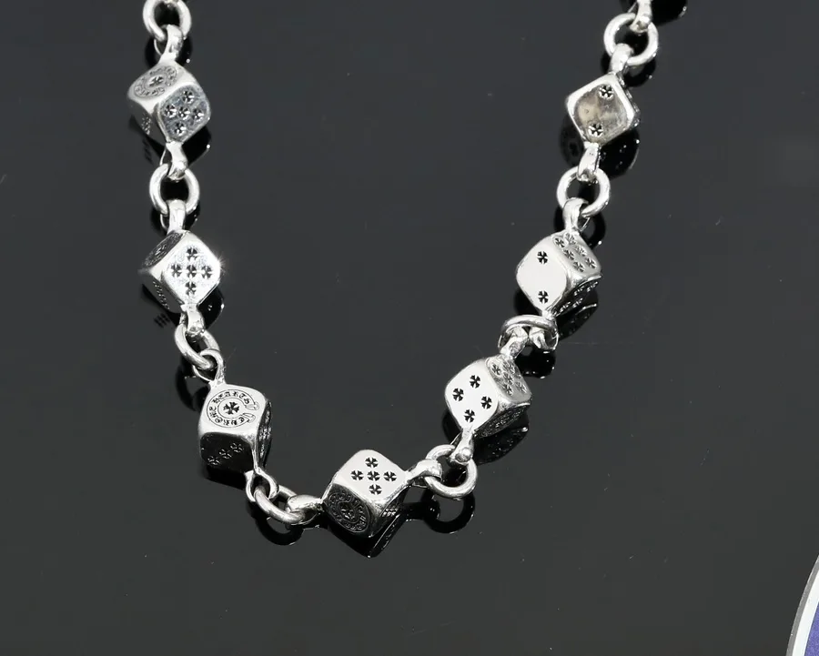 Крупный план звеньев-кубиков с крестами цепи Chrome Hearts