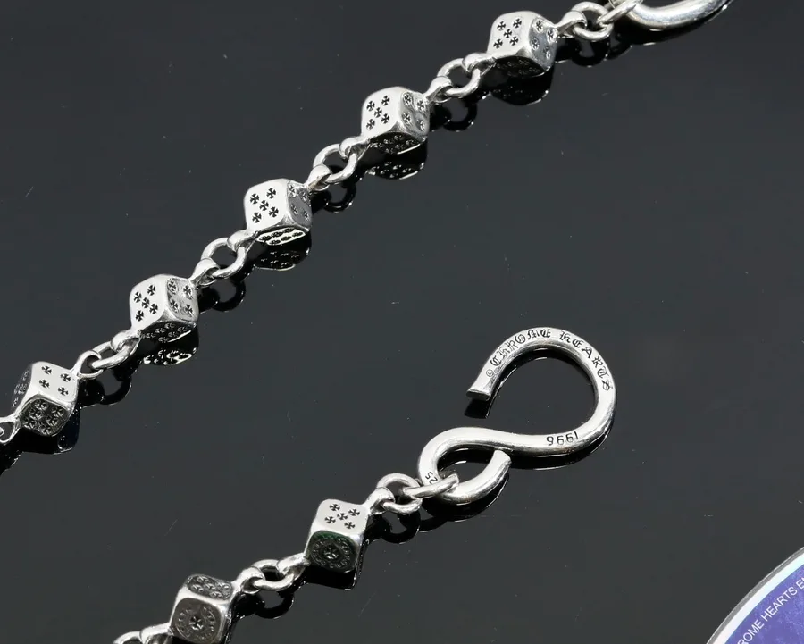 Деталь S-образного крючка с гравировкой на цепи Chrome Hearts