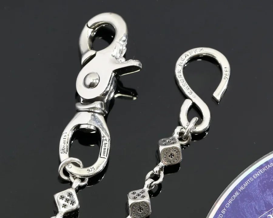 Крупный план поворотного карабина цепи Chrome Hearts