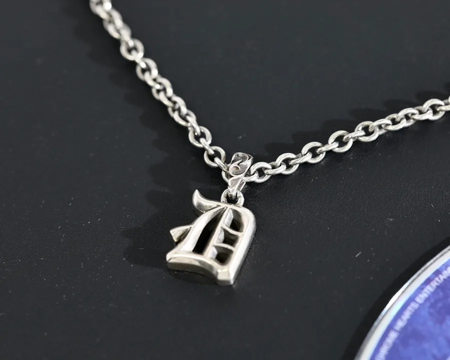 Серебряная подвеска с готической буквой D Chrome Hearts на цепочке