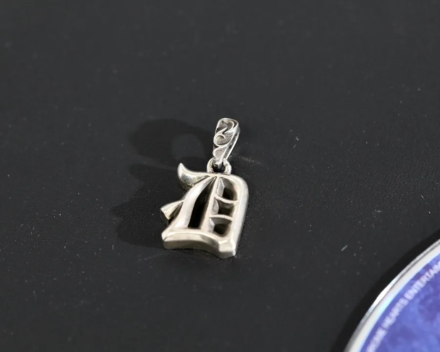 Фронтальный вид подвески в форме буквы D Chrome Hearts из серебра 925 пробы