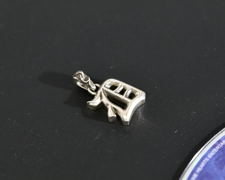 Подвеска-буква D Chrome Hearts крупным планом под углом