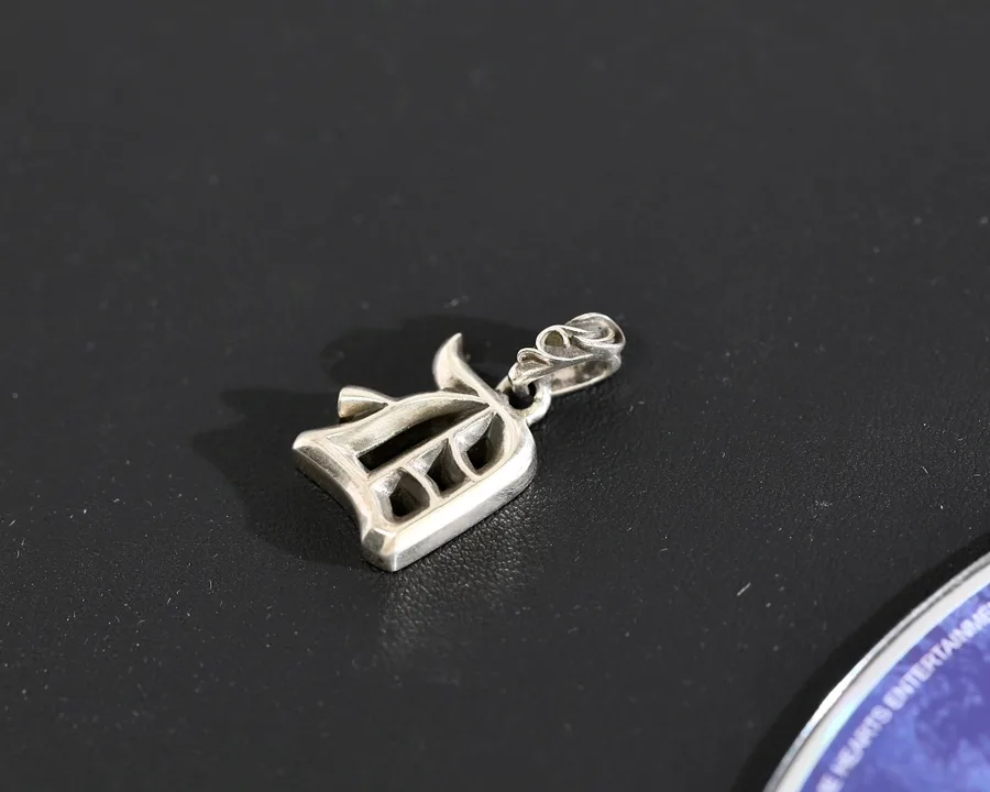 Серебряный кулон Chrome Hearts с буквой D и рельефным ушком