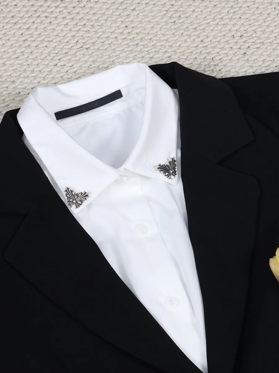 Серебряные броши-уголки Chrome Hearts на уголках воротника белой рубашки