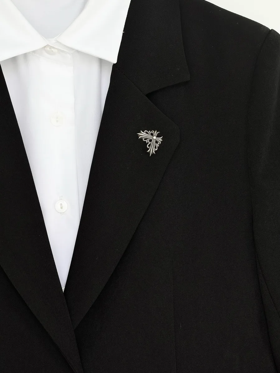 Серебряная брошь Chrome Hearts на лацкане черного пиджака