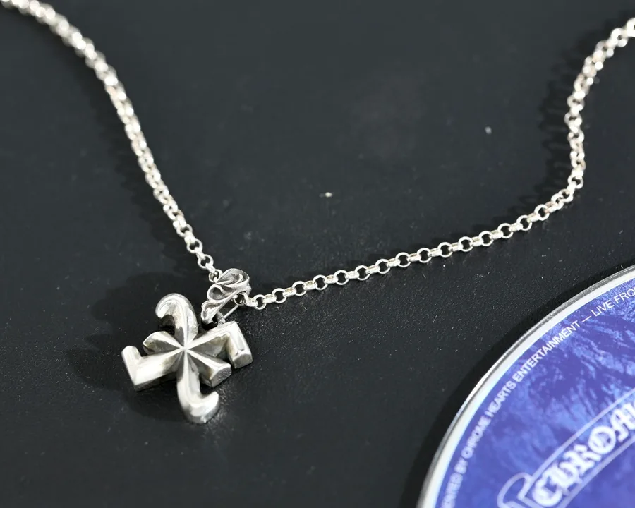 Подвеска в виде буквы X Chrome Hearts из серебра на цепочке