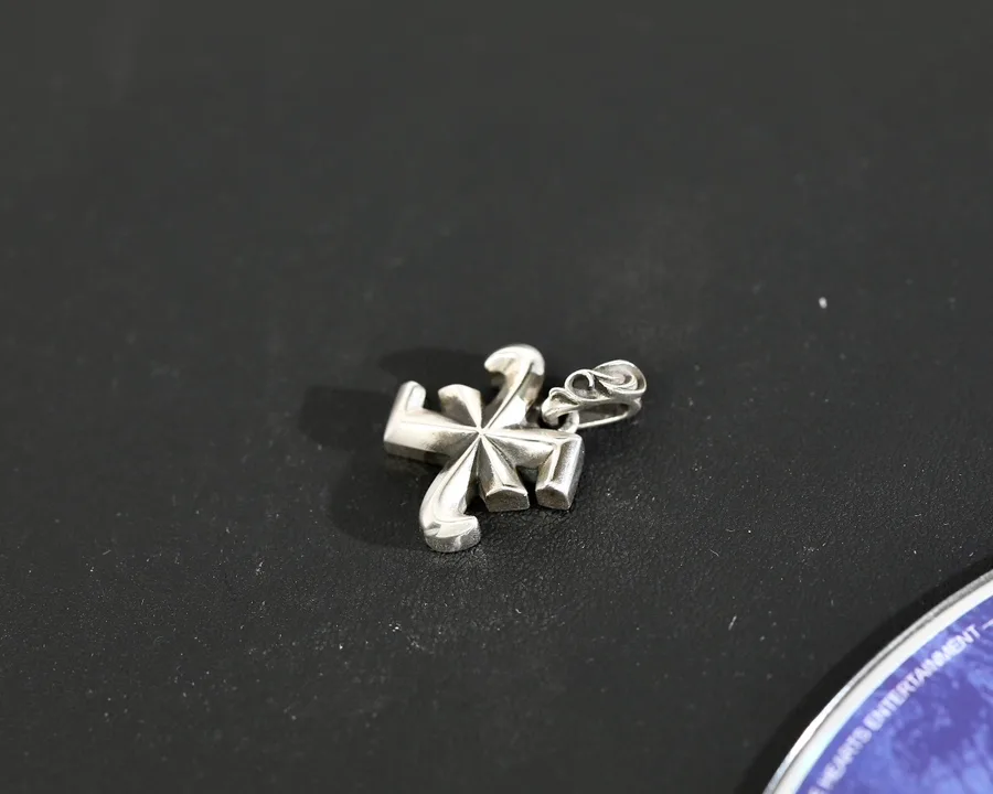 Серебряная подвеска буква X Chrome Hearts, ракурс сбоку