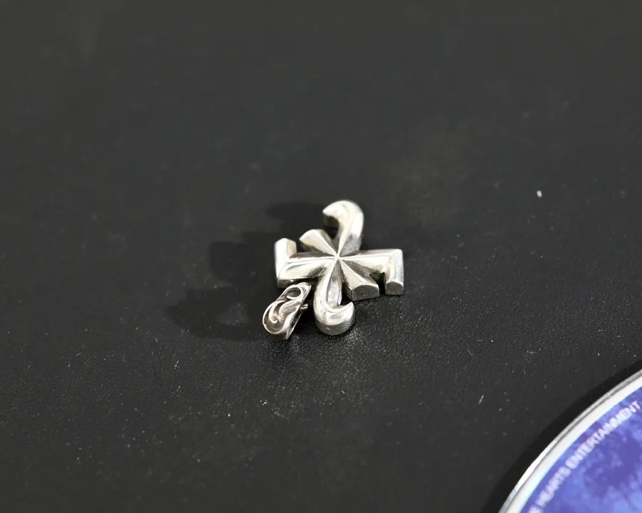 Подвеска Chrome Hearts буква X, вид сверху на ушко кулона