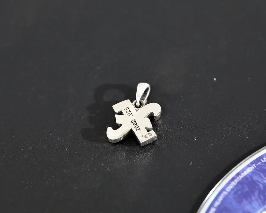 Оборотная сторона серебряной подвески Chrome Hearts буква X с гравировкой
