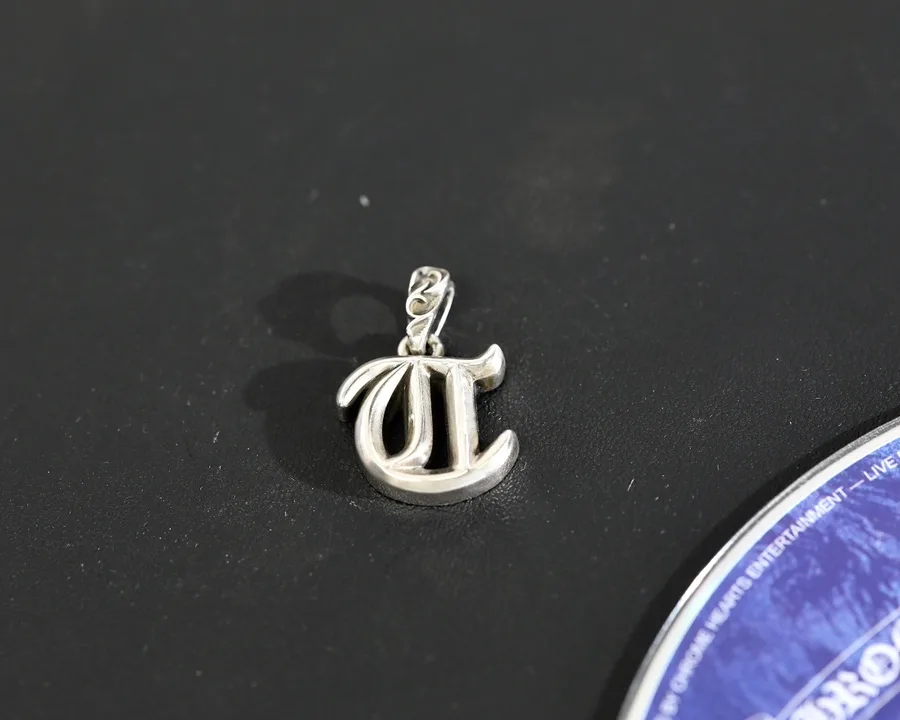 Подвеска-буква T Chrome Hearts из серебра 925 пробы, вид спереди
