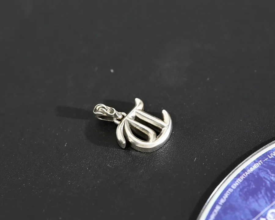 Кулон Chrome Hearts с буквой T под углом