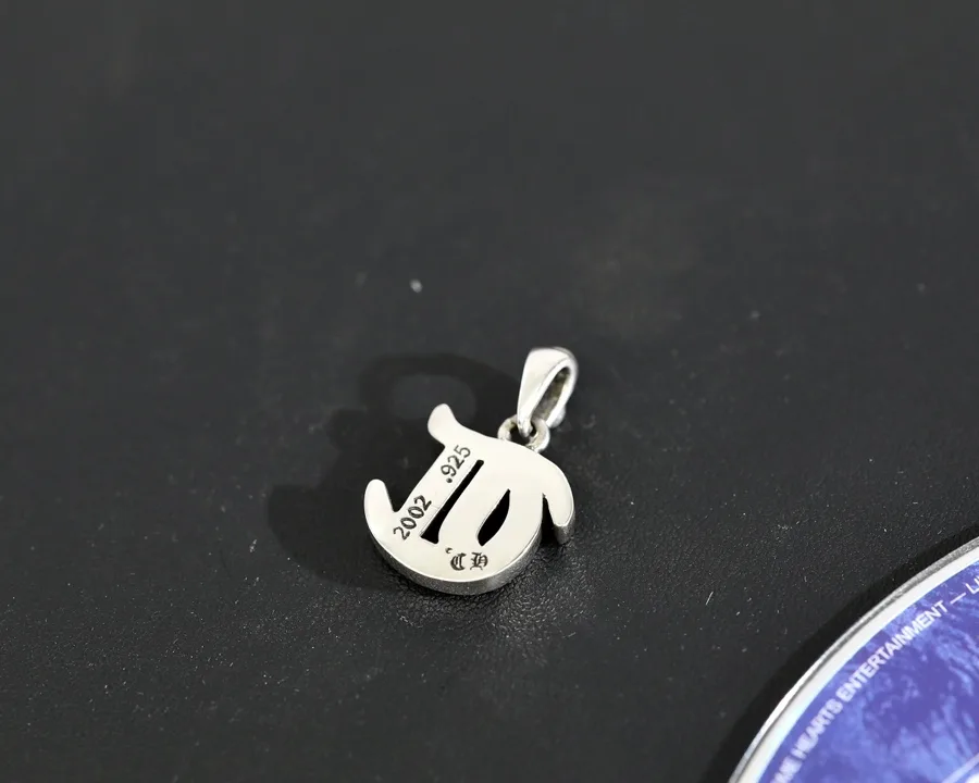 Обратная сторона подвески Chrome Hearts T с фирменной гравировкой и пробой 925