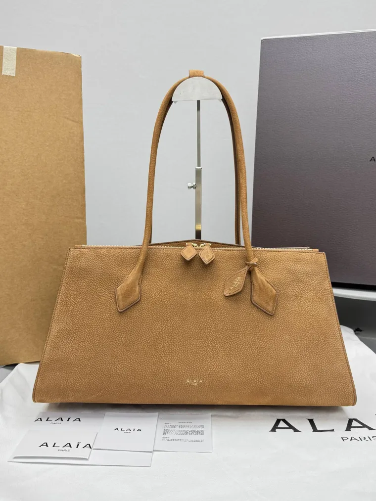 Alaia Коричневая замшевая сумка-тоут с удлинёнными ручками