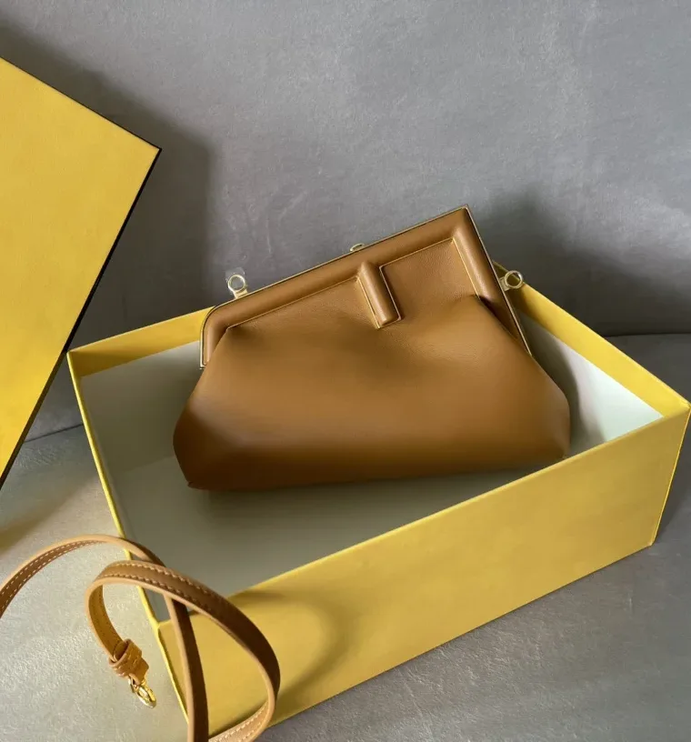 Fendi Коричневый кожаный клатч First