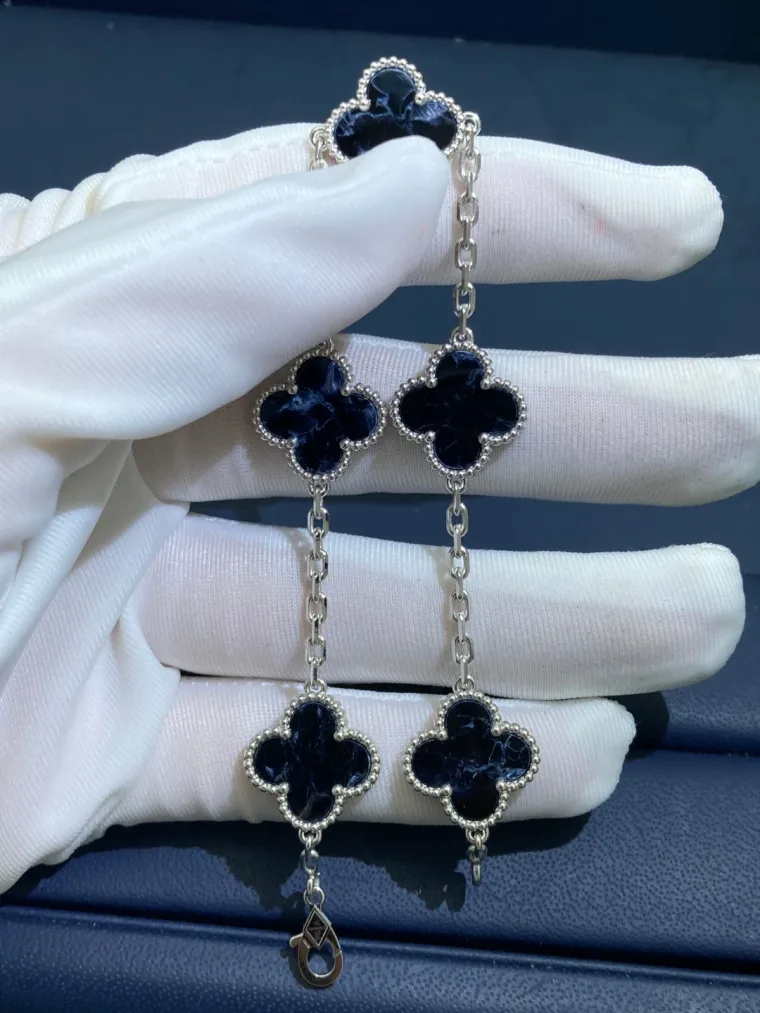 Van Cleef & Arpels Браслет с четырьмя подвесками-клевером