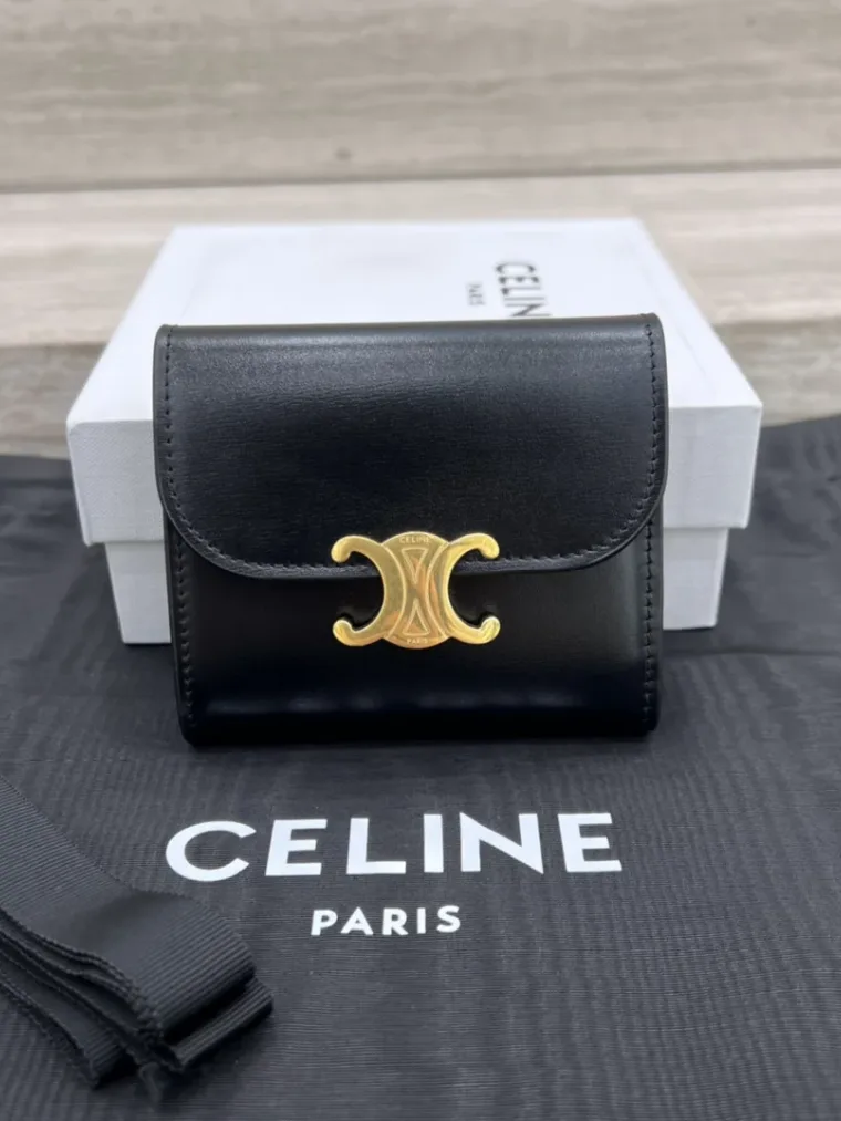 Celine Чёрный кожаный кошелёк Triomphe с золотистой пряжкой