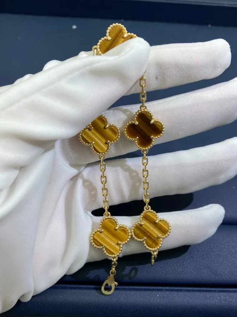Van Cleef & Arpels Браслет с мотивом клевера и тигровым глазом