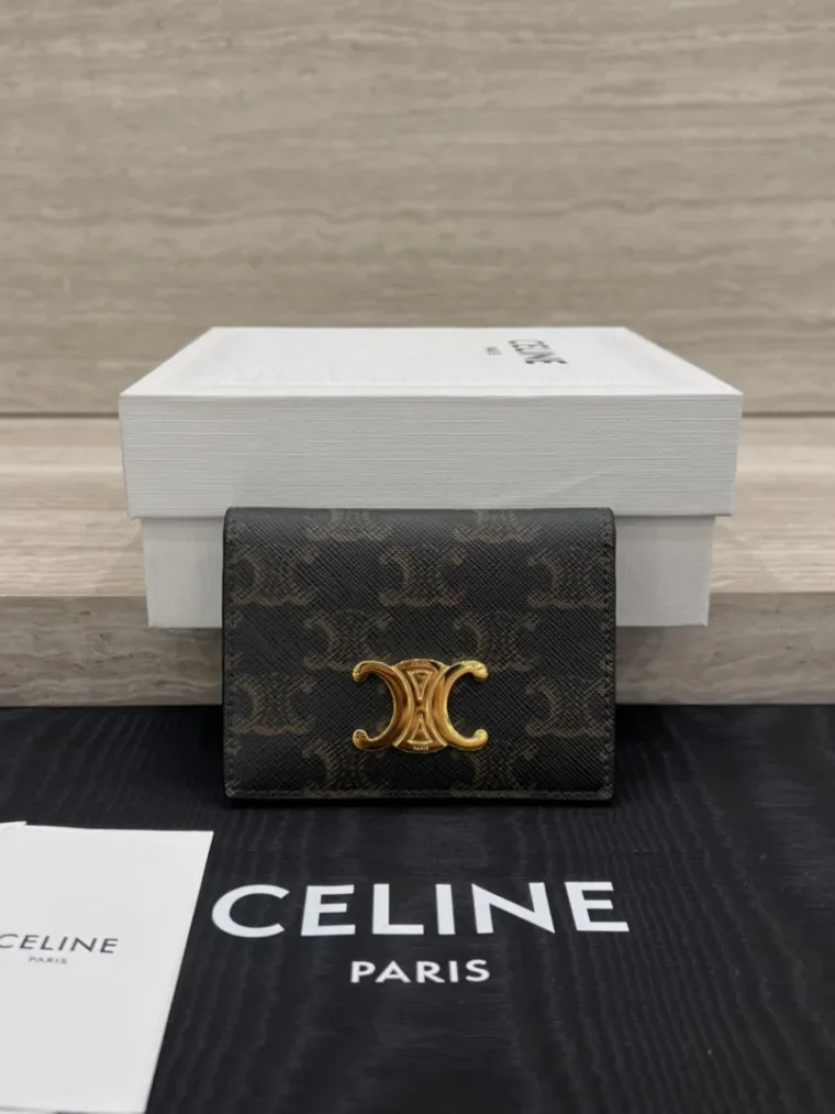 Celine Коричневый складной картхолдер Triomphe с золотистой пряжкой