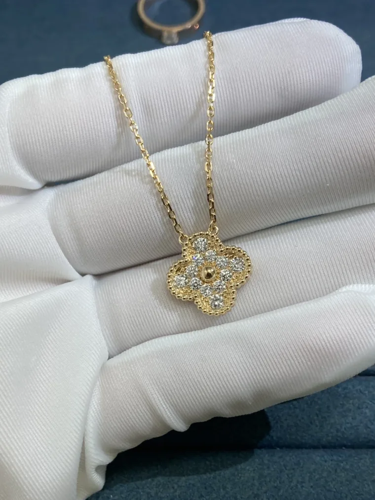 Van Cleef & Arpels Цепочка с подвеской «Четырёхлистник»