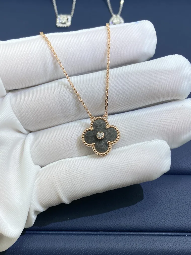 Van Cleef & Arpels Цепочка с подвеской в форме четырехлистника