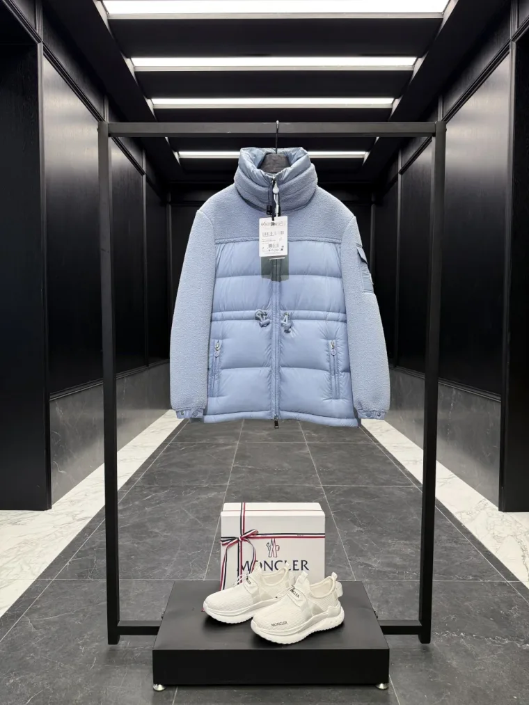 Moncler Голубой комбинированный пуховик с ворсистыми вставками и кулиской на талии