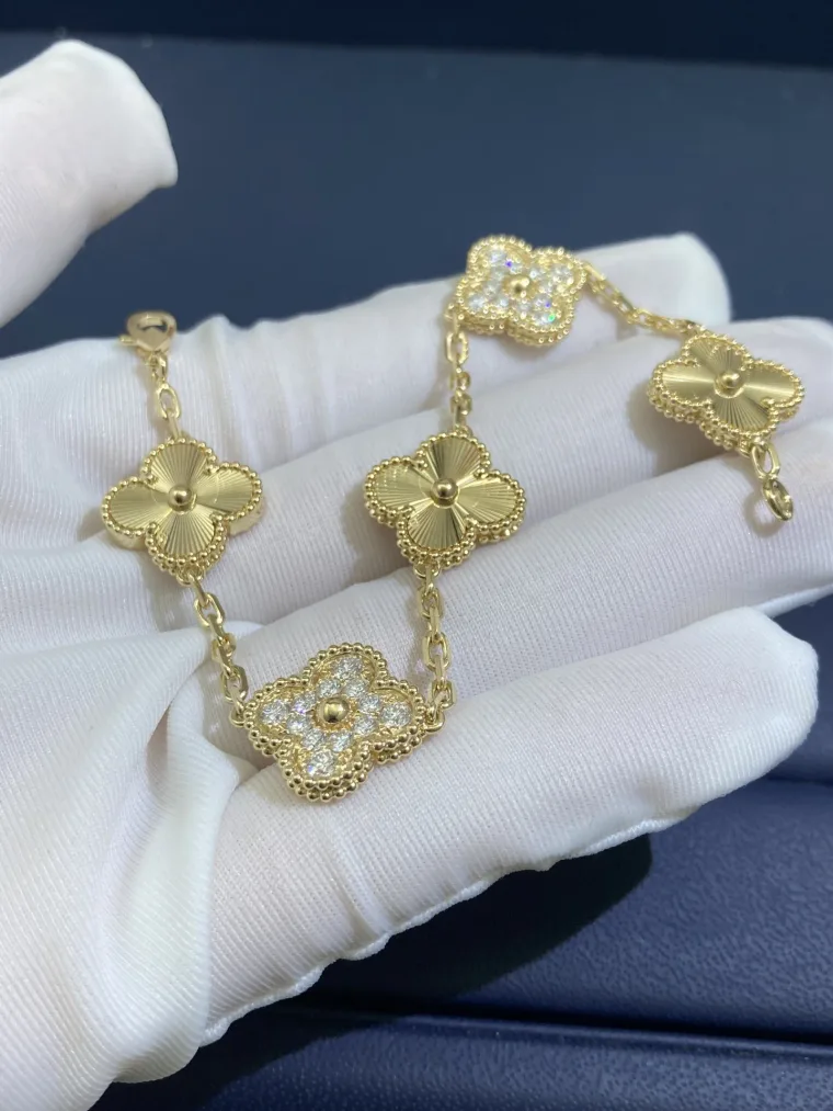 Van Cleef & Arpels Серьги-клевер из жёлтого золота с бриллиантами