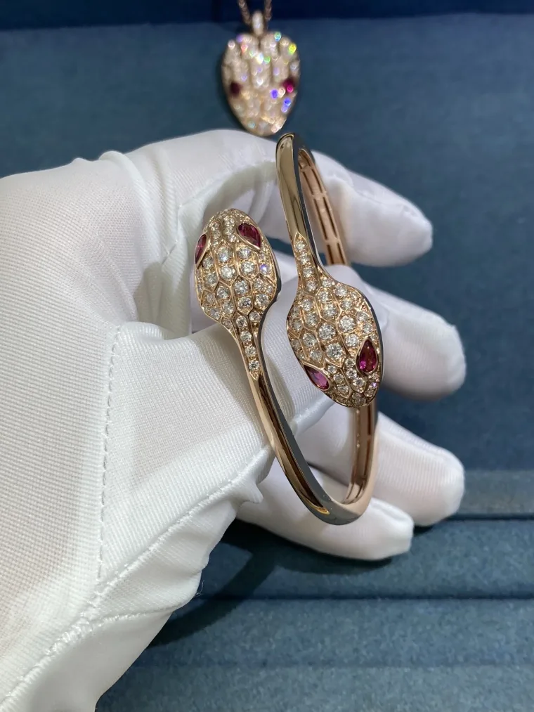 Bvlgari Браслет-змея из розового золота с бриллиантами и рубинами