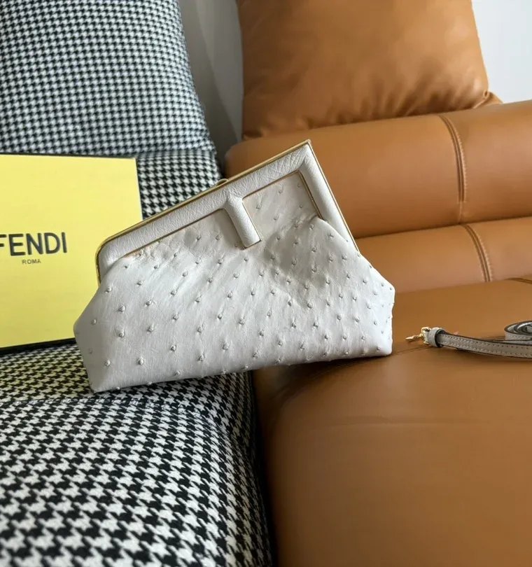 Fendi Белая сумка-клатч First Small из кожи страуса