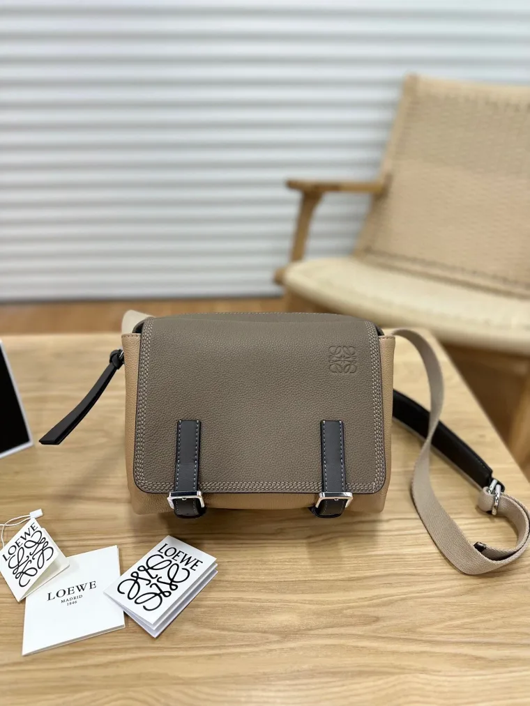 Loewe Серо-бежевая сумка-мессенджер Military XS из зернистой кожи