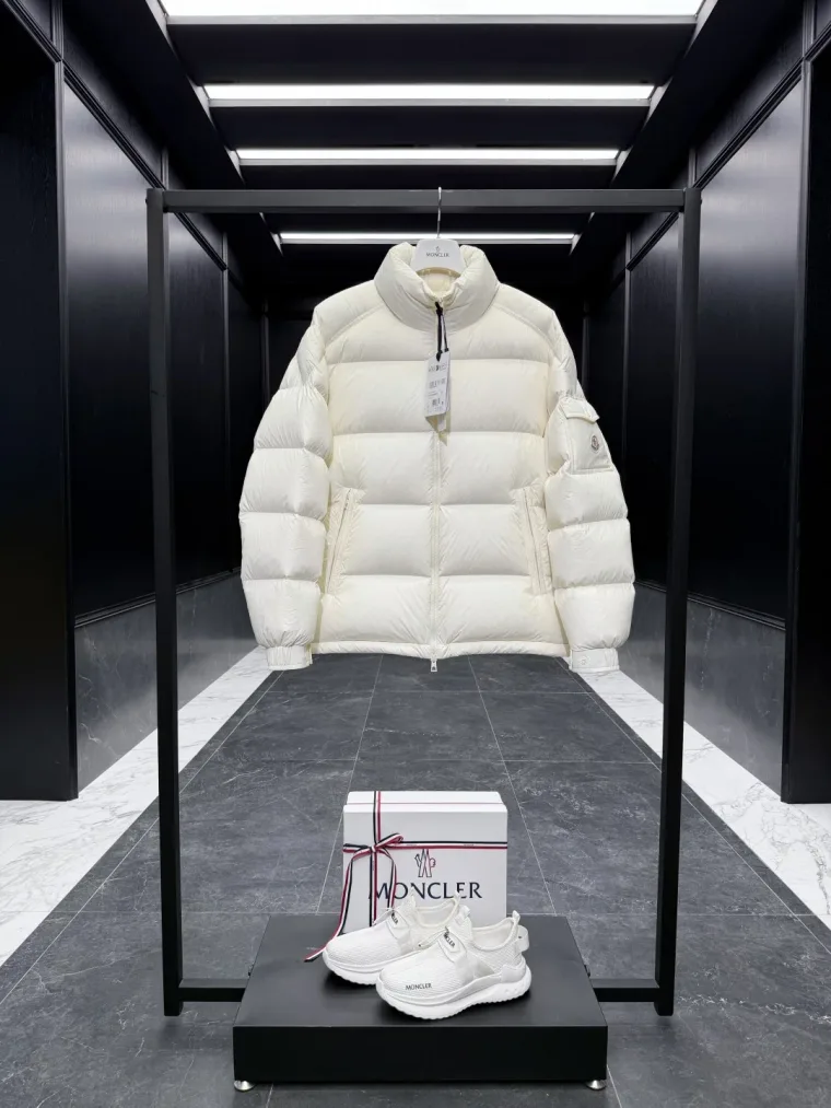 Moncler Белый пуховик с воротником-стойкой и карманом на рукаве