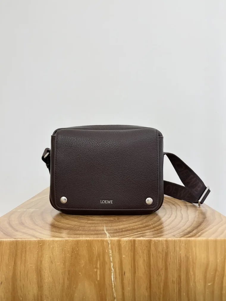 Loewe Бордовая сумка-мессенджер Pebble Medium
