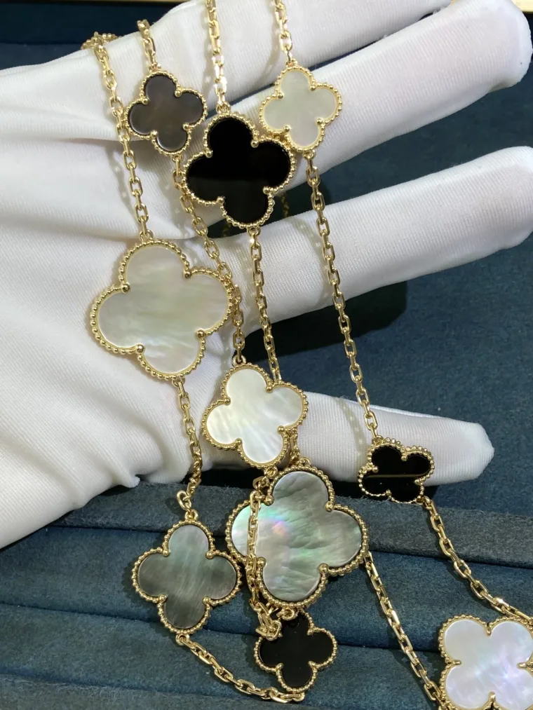 Van Cleef & Arpels Колье с подвесками-клевером из жёлтого золота