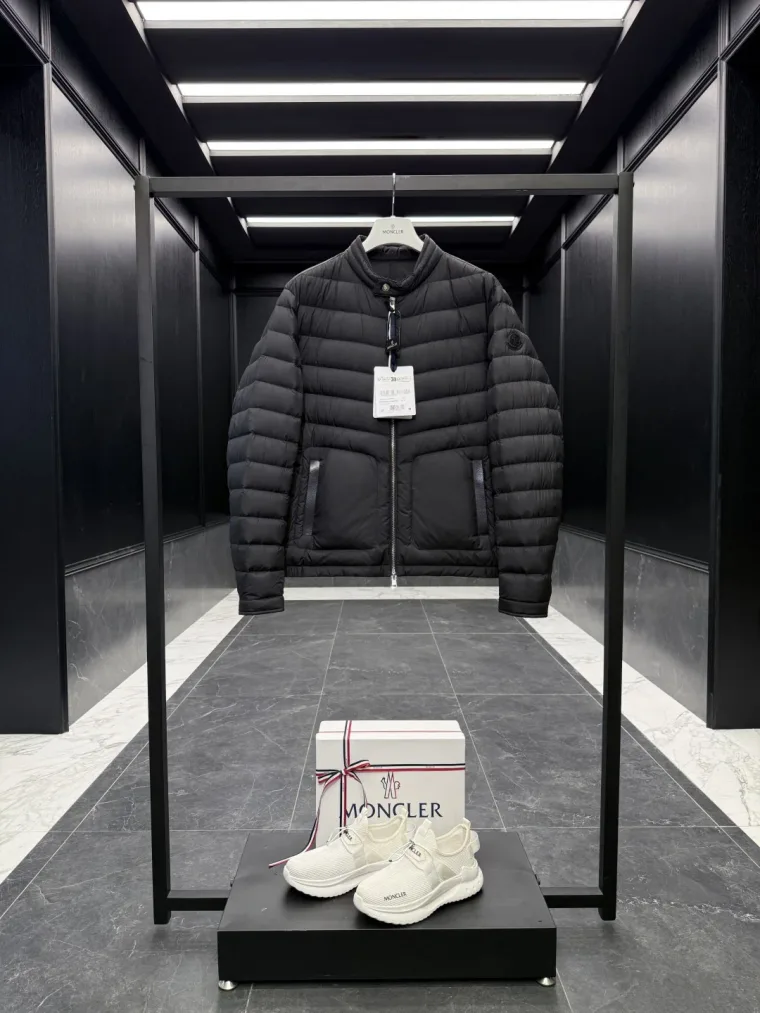 Moncler Чёрный стеганый пуховик Amiot с воротником-стойкой