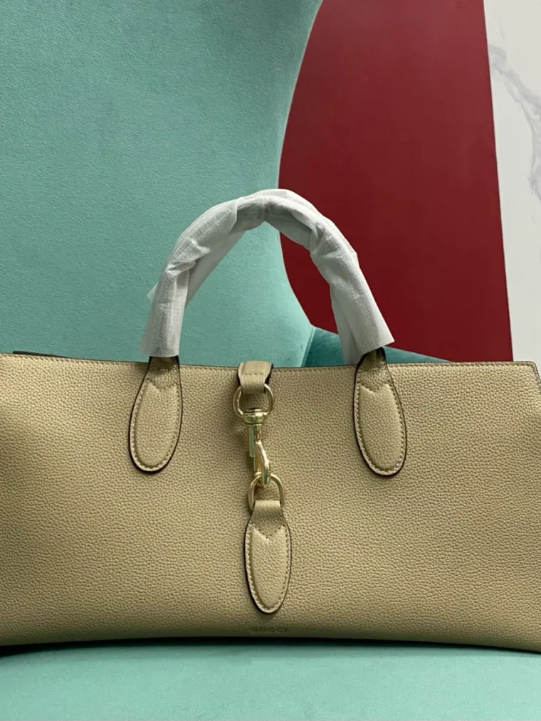 Gucci Бежевая кожаная сумка-тоут Jackie