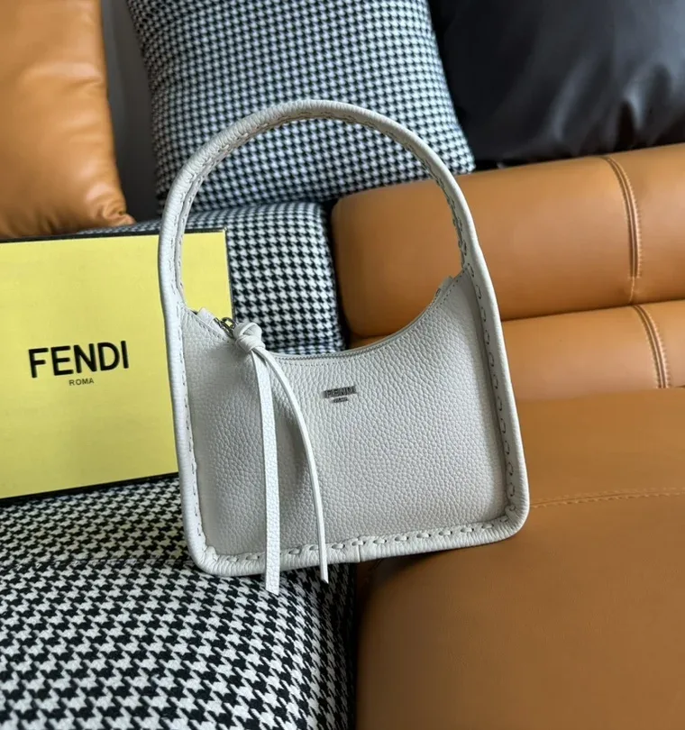 Fendi Белая кожаная сумка-хобо Fendessence Selleria