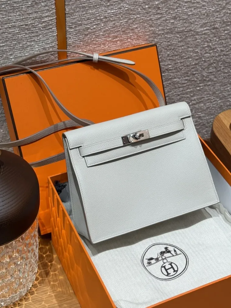 Hermes Сумка Kelly Danse 22 см Swift 80/Pearl Gray