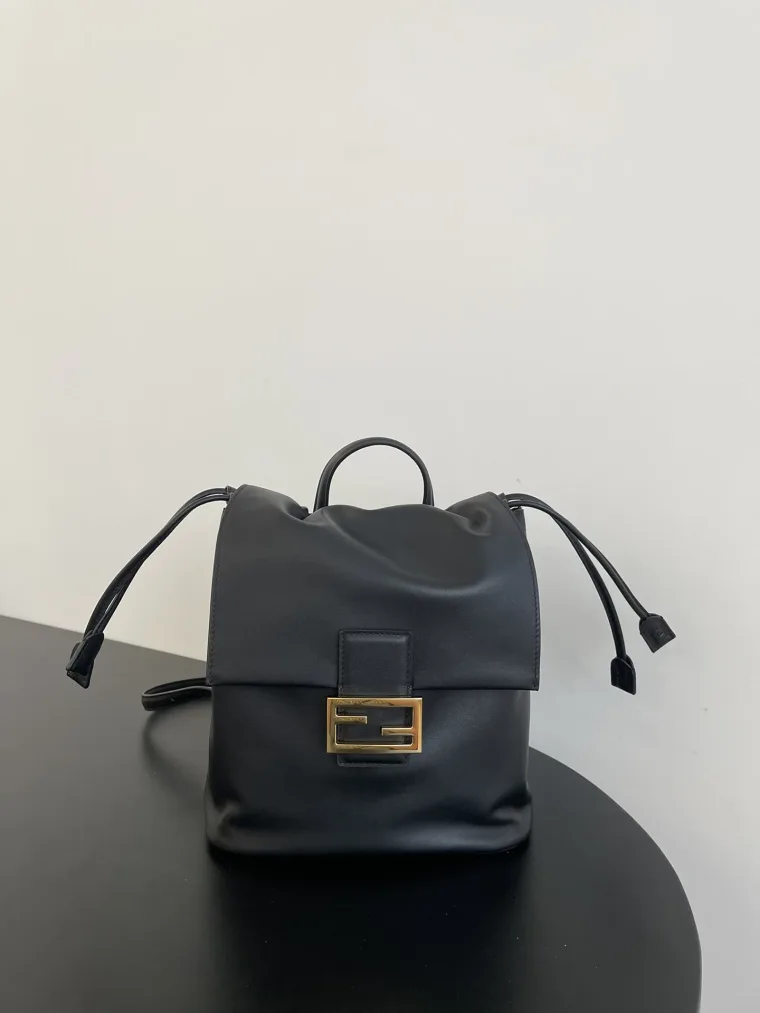 Fendi Чёрный кожаный рюкзак с золотистой пряжкой FF
