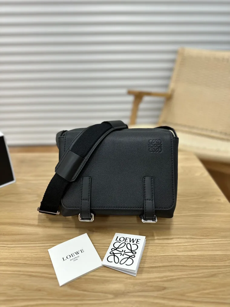 Loewe Чёрная сумка-мессенджер Military XS из зернистой кожи