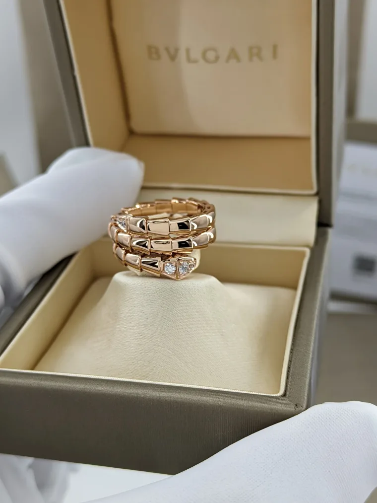 Bvlgari Кольцо-змея из розового золота с бриллиантами