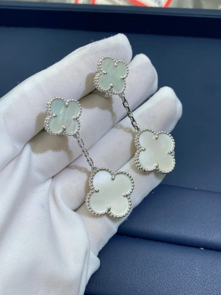 Van Cleef & Arpels Серьги-четырехлистники с белым перламутром