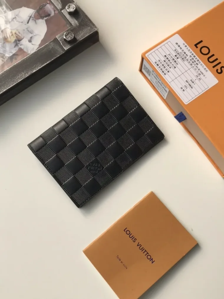 Louis Vuitton Обложка для паспорта