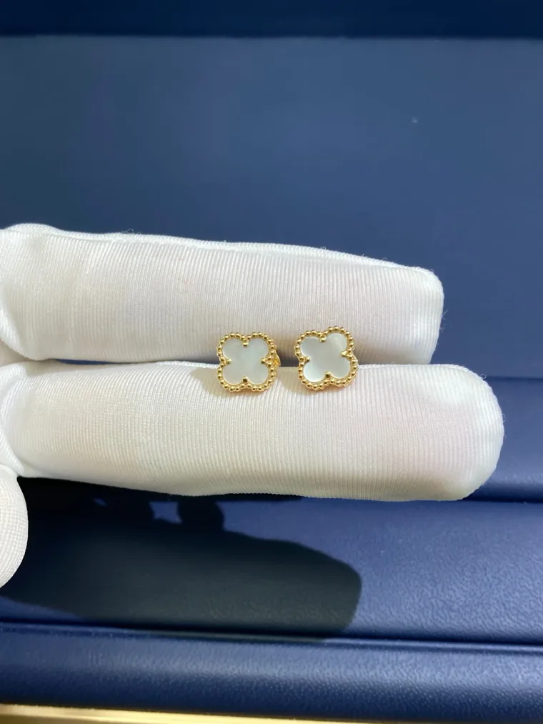 Van Cleef & Arpels Серьги с мотивом четырехлистника из желтого золота