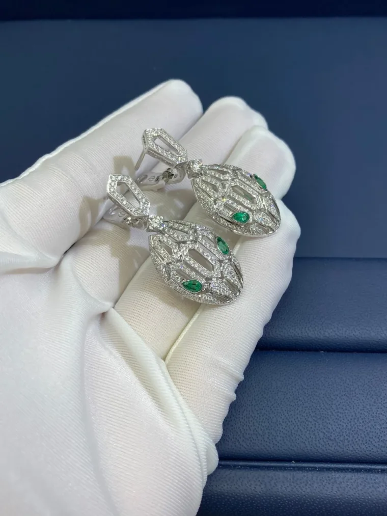 Bvlgari Серьги в форме змеи из белого золота с бриллиантами и изумрудами